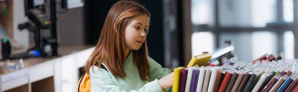 Schoolgirl Choosing Different Notebooks Stationery Shop Banner — Stok fotoğraf