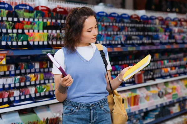 Mladá Brunetka Žena Výběr Notepads Papírnictví Shop — Stock fotografie