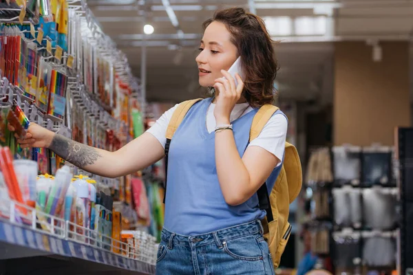 Getatoeëerde Vrouw Kiezen Vilten Pennen Terwijl Bellen Mobiele Telefoon Briefpapier — Stockfoto