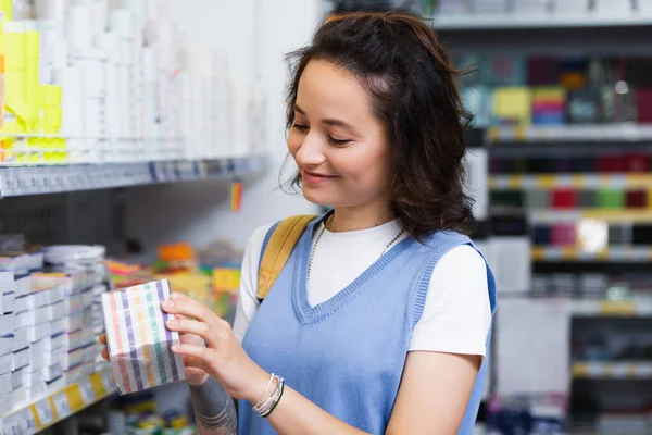 Happy Young Woman Holding Block Paper Notes Stationery Shop — 图库照片