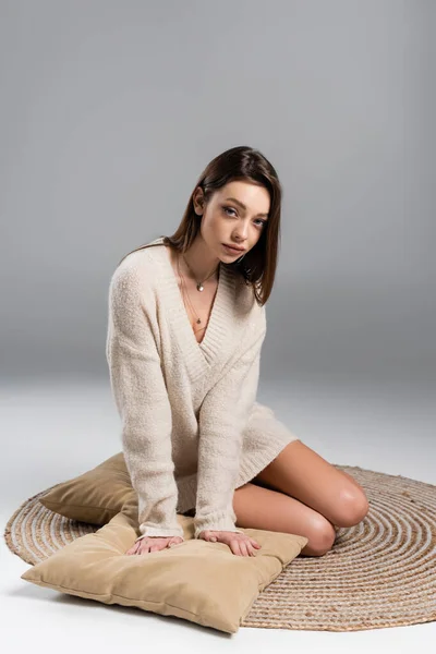 Pretty Woman Bare Legs Sitting Rug Pillows Grey Background — Fotografia de Stock
