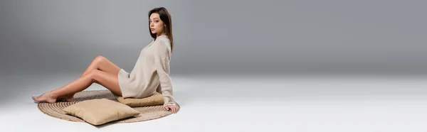 Full Length Woman Slim Naked Legs Sitting Carpet Soft Sweater — ストック写真