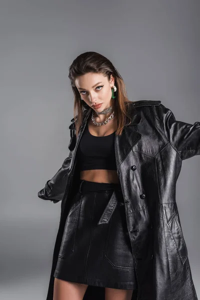 Young Brunette Woman Trendy Leather Outfit Looking Camera While Posing — Stock Fotó