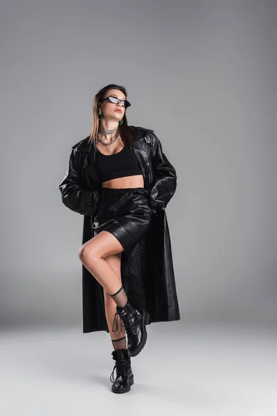 Full Length Young Woman Black Leather Clothing Dark Sunglasses Posing — ストック写真