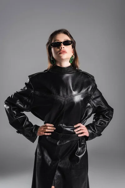 Woman Dark Sunglasses Wearing Leather Coat Back Front Standing Hands — Stok fotoğraf