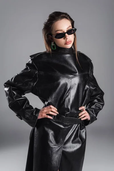 Woman Dark Sunglasses Posing Hands Hips While Wearing Leather Coat — Foto de Stock