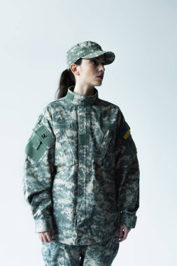 Ukrayna sembolü olan asker kadın, gri renkten uzak duruyor.