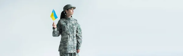 Soldier Uniform Holding Ukrainian Flag Looking Away Isolated Grey Banner — Φωτογραφία Αρχείου