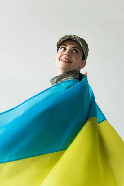 Усміхнений Солдат Формі Українійському Прапорі Виглядає Ізольованим Сірому — стокове фото