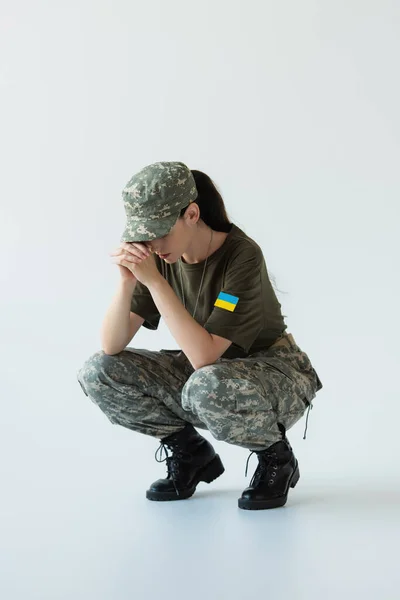 Gri Arkaplanda Ukrayna Bayrağı Taşıyan Hayal Kırıklığına Uğramış Asker — Stok fotoğraf