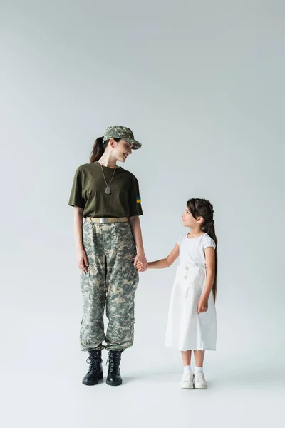 Boční Pohled Vojáka Ukrajinskou Vlajkou Uniformě Držení Ruky Dcery Šedém — Stock fotografie