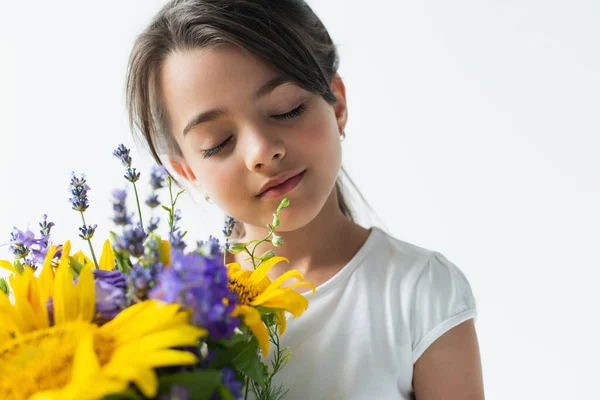Портрет Дитини Закриває Очі Біля Синьо Жовтих Квітів Ізольовані Сірому — стокове фото