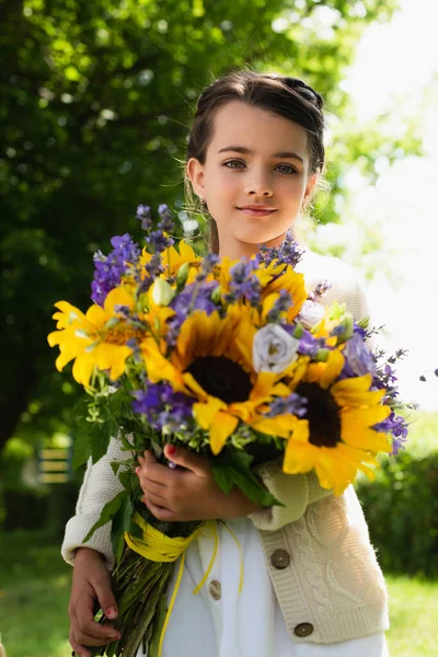 Patriotic Girl Blue Yellow Bouquet Looking Camera Outdoors —  Fotos de Stock