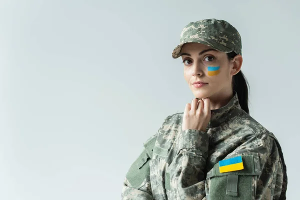 Українка Військовій Формі Дивиться Камеру Ізольовану Сірому — стокове фото