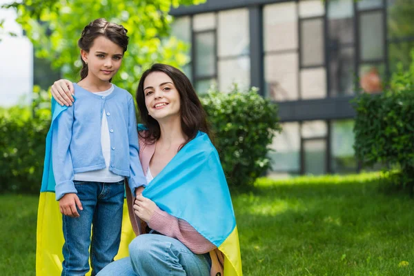 Mother Child Covered Ukrainian Flag Looking Camera Urban Park — Fotografia de Stock