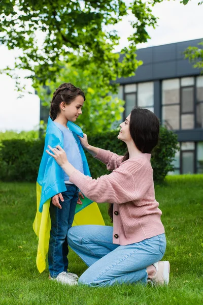 Side View Smiling Woman Covering Daughter Ukrainian Flag City Park — Photo