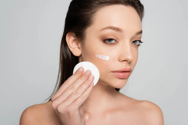 Young Woman Bare Shoulders Cosmetic Product Face Holding Cotton Pad — Φωτογραφία Αρχείου