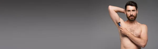 Бородатый Рубашки Мужчина Бреет Подмышки Безопасной Бритвой Изолированы Сером Баннер — стоковое фото