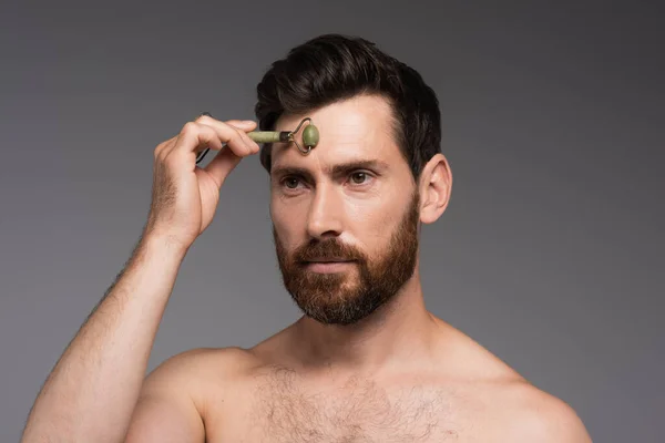Shirtless Man Beard Using Jade Roller While Massaging Forehead Isolated — Foto de Stock