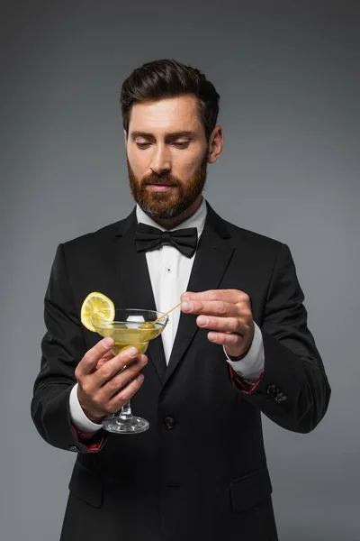 Bearded Man Suit Bow Tie Holding Toothpick Olive Glass Martini — Stok Foto