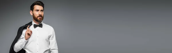 Бородатий Чоловік Білій Сорочці Чорною Краваткою Тримає Блейзер Ізольований Сірому — стокове фото