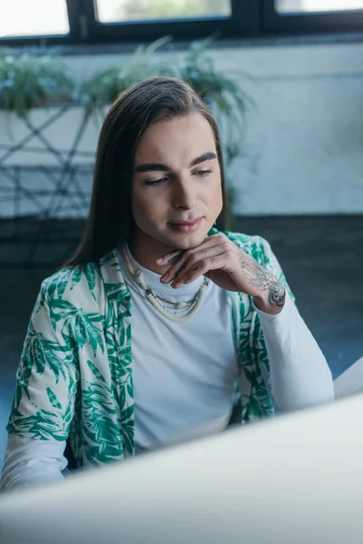 Young Queer Designer Using Blurred Computer Office — Stockfoto
