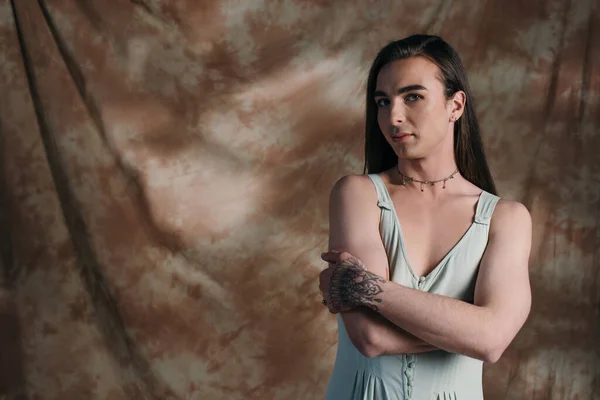 Young Queer Person Sundress Looking Camera Abstract Brown Background — Stock fotografie