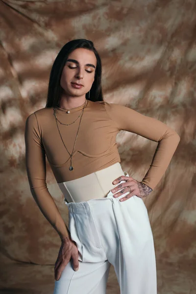Stylish Brunette Nonbinary Person Posing While Closing Eyes Abstract Brown — Photo