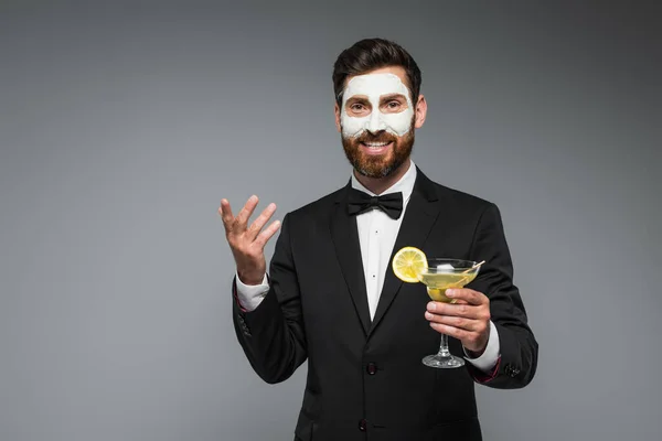 Joyful Bearded Man Suit Clay Mask Face Holding Cocktail Isolated — Stockfoto