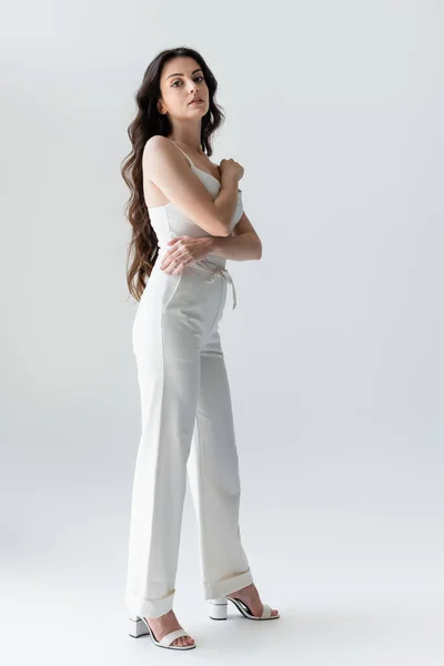 Full Length Stylish Long Haired Woman Looking Camera Grey Background — 스톡 사진