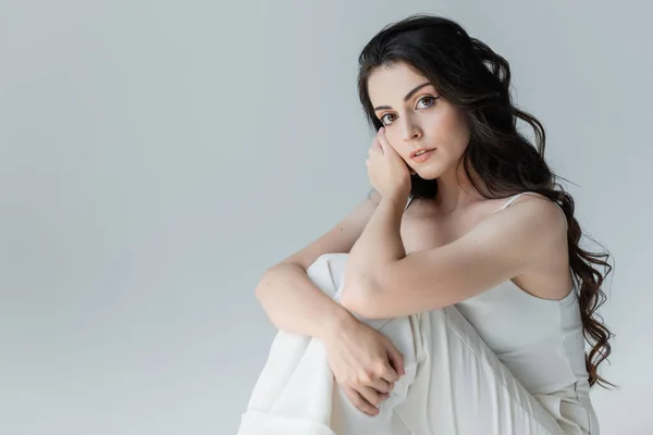 Pretty Brunette Woman Looing Camera While Sitting Isolated Grey — Stockfoto