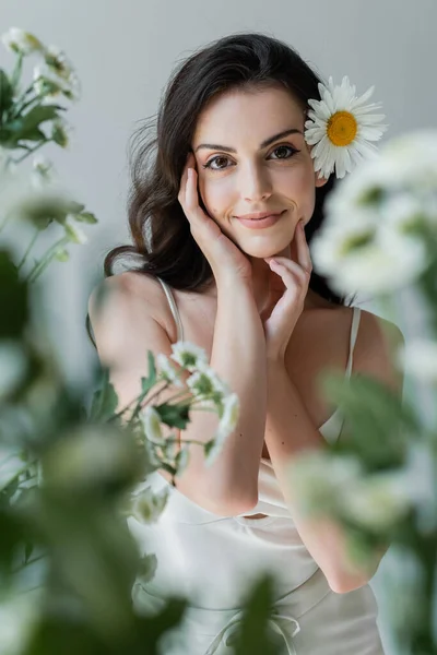 Pretty Woman Chamomile Hair Looking Camera Blurred Flowers Isolated Grey — Foto de Stock