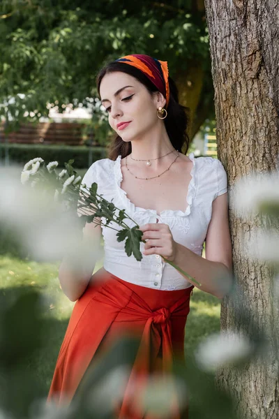 Stylish Young Woman Blouse Holding Chamomiles Park — Stock Photo, Image