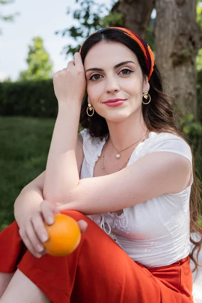 Pretty Woman Blouse Holding Blurred Orange Park — Foto de Stock