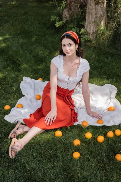 Fashionable Woman Looking Camera Oranges Blanket Park — Foto de Stock