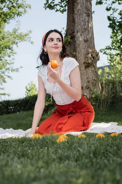 Brunette Woman Blouse Skirt Holding Oranges Blanket Park — Foto de Stock