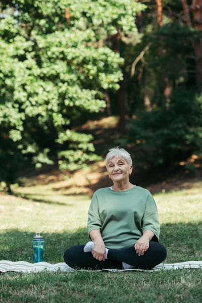 Happy Senior Woman Grey Hair Sitting Crossed Legs Fitness Mat — Stockfoto