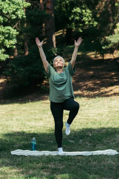 Full Length Senior Woman Raised Hands Exercising Fitness Mat Park — 图库照片