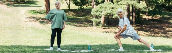 Full Length Senior Man Grey Hair Smiling Doing Lunges Fitness — Stockfoto