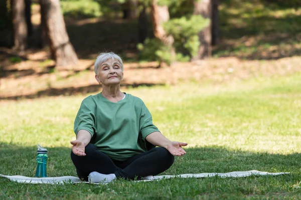 Full Length Senior Woman Grey Hair Meditating Fitness Mat Park — Stockfoto