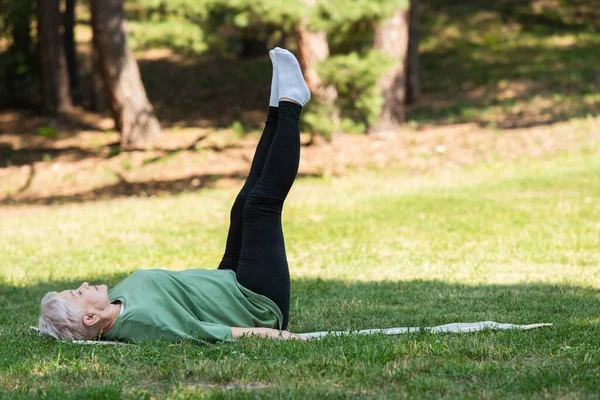 Full Length Senior Woman Grey Hair Doing Shoulder Stand Fitness — Stock fotografie