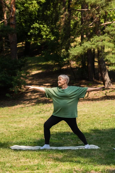 Full Length Senior Woman Grey Hair Smiling Working Out Fitness — Foto de Stock