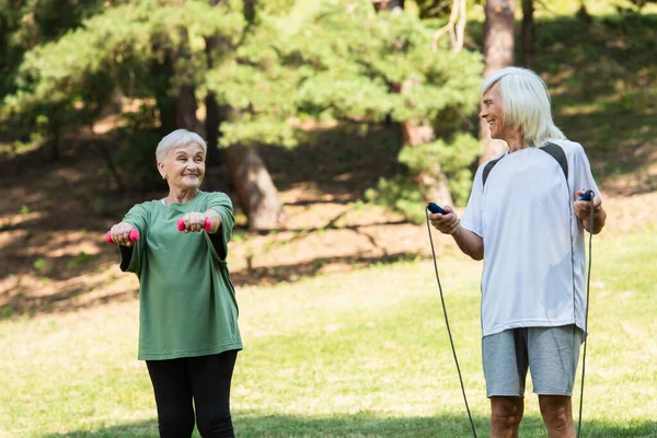 Cheerful Senior Couple Sportswear Exercising Sports Equipment Green Park — 图库照片