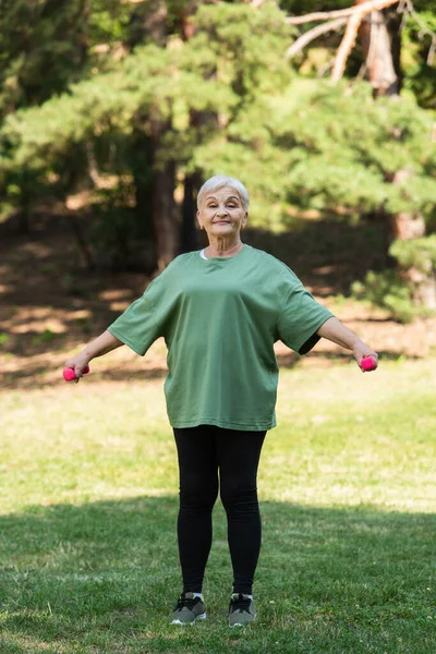 Full Length Cheerful Senior Woman Grey Hair Smiling Exercising Dumbbells — Stok fotoğraf