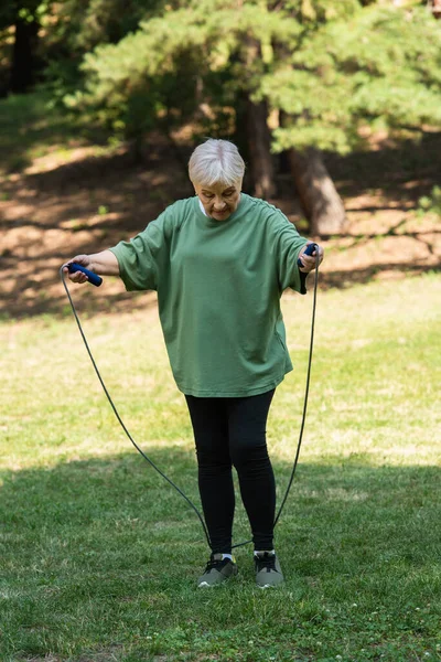 Full Length Senior Woman Grey Hair Holding Skipping Rope Park — 图库照片