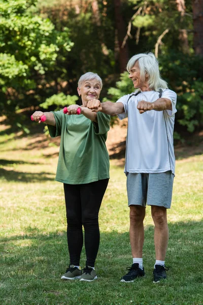 Full Length Cheerful Senior Man Sportswear Exercising Wife Working Out —  Fotos de Stock