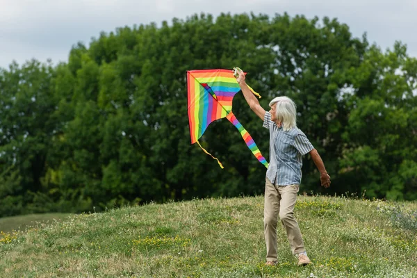 Full Length Happy Senior Man Casual Clothes Playing Kite Green — Stock Photo, Image
