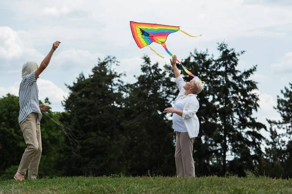 Happy Senior Woman Casual Clothes Playing Kite Husband Green Hill — Stock Photo, Image