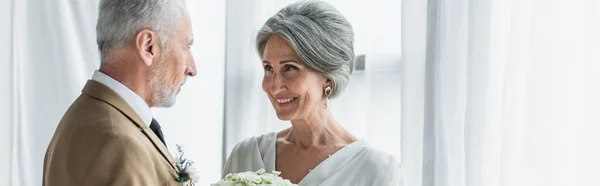Γενειοφόρος Μεσήλικας Γαμπρός Κοιτάζοντας Ευτυχισμένη Νύφη Λευκό Φόρεμα Πανό — Φωτογραφία Αρχείου