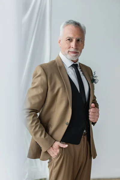 Bearded Middle Aged Man Suit Boutonniere Smiling While Posing White — Stock fotografie